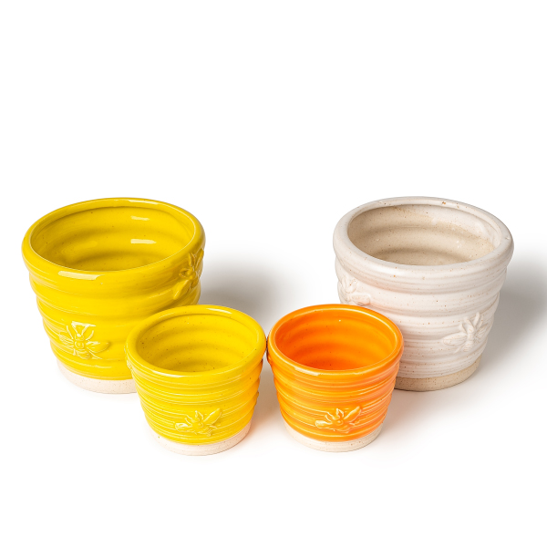 Chcete pozdvihnúť svoj priestor a zážitok z darovania? Vyskúšajte túto keramickú nádobu na sviečku z včelieho vosku s rozkošnými včelími detailmi!