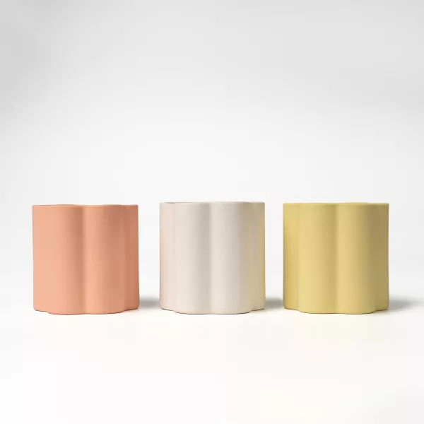 Umelecký keramický svietnik s kvetinovým okrajom