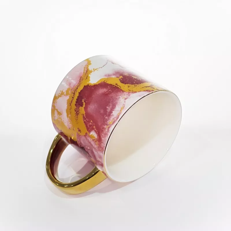 Elegantný keramický hrnček s mramorovým vzorom