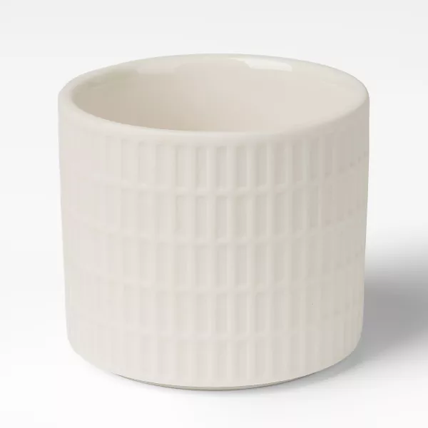 Mliečne biele keramické svietniky s mriežkovým vzorom Mliečne biele keramické svietniky s mriežkovým vzorom