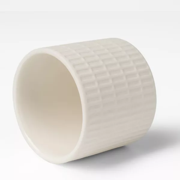 Mliečne biele keramické svietniky s mriežkovým vzorom