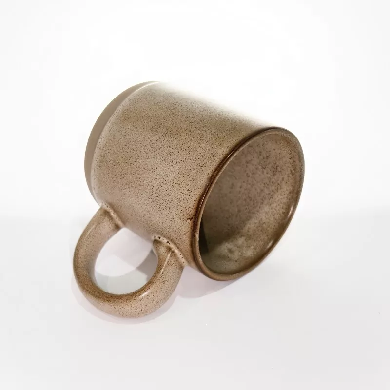 Jednoduchý moderný keramický cestovný hrnček