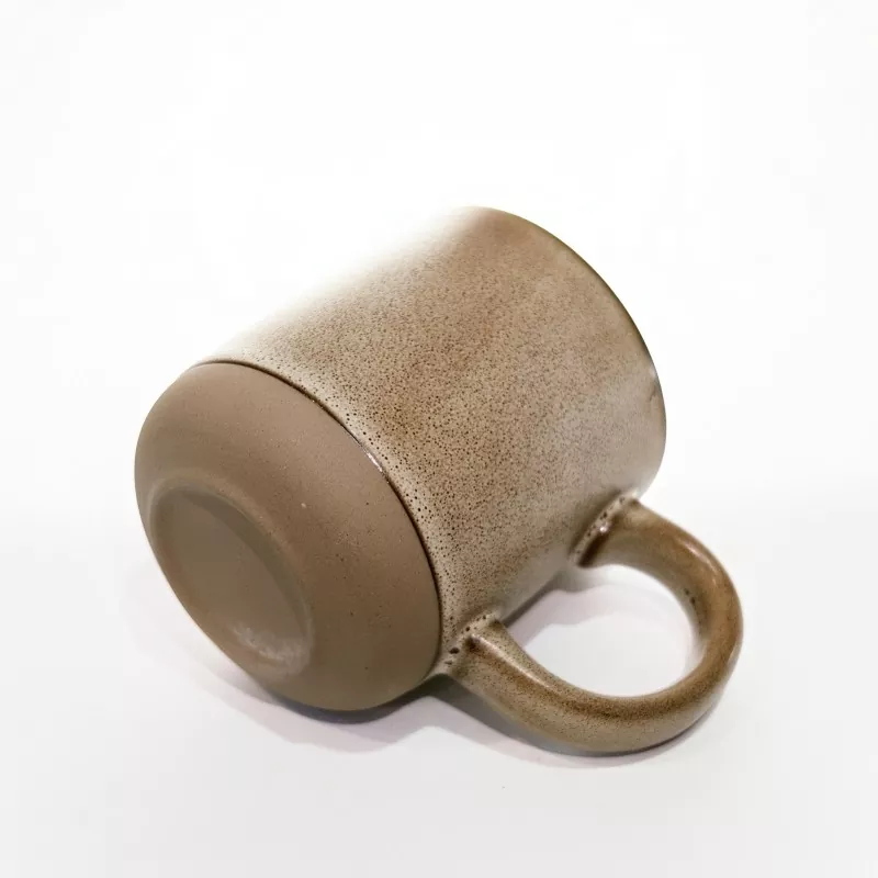 Jednoduchý moderný keramický cestovný hrnček
